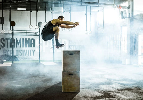 Homme qui saute à la salle de sport