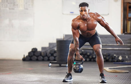 Homme pratiquant de la musculation