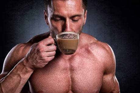 Homme buvant un café